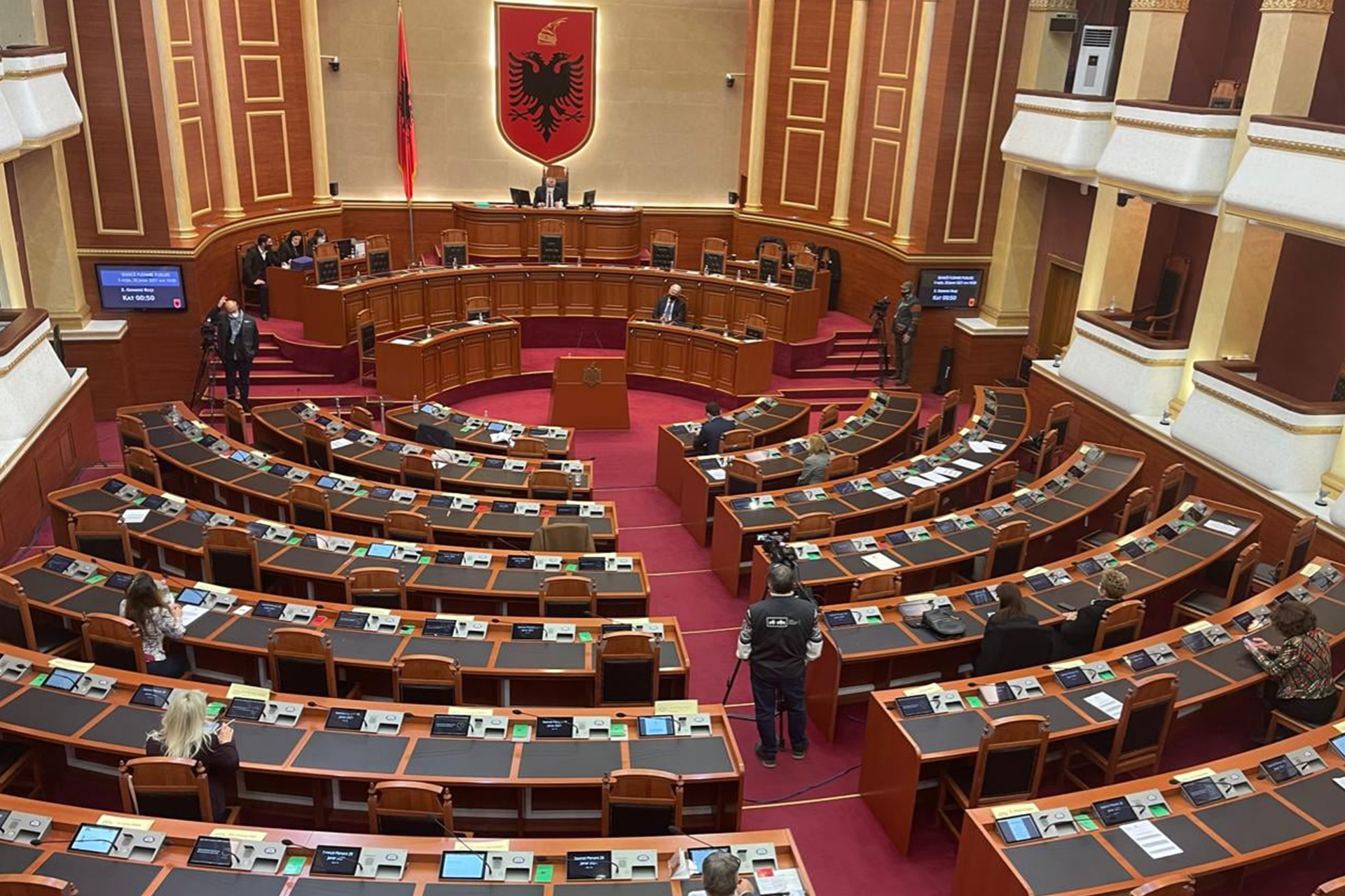 Mes tensioneve  votohet programi dhe përbërja e Qeverisë së re të Shqipërisë
