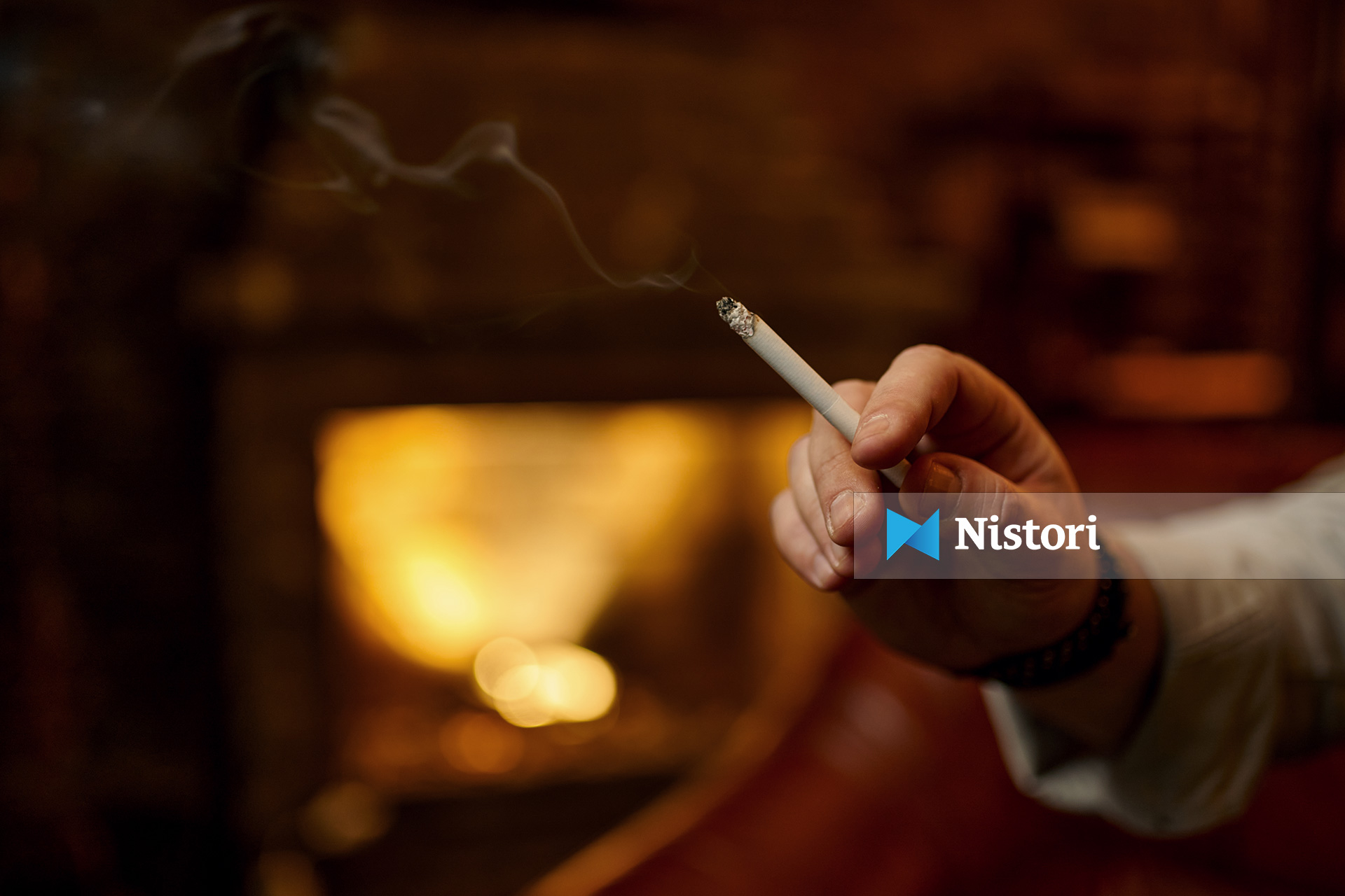 Si të hiqni erën e duhanit nga rrobat dhe mobiliet