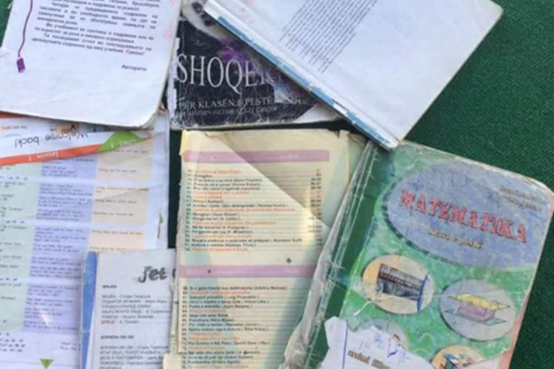 Mungesa e teksteve të caktuara shkollore duket se nuk po shqetëson mësimdhënësit