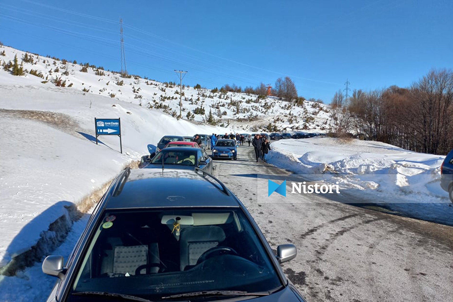 Turizëm pa menaxhim  kolona të gjata dhe kaos me parkingun në Kodrën e Diellit