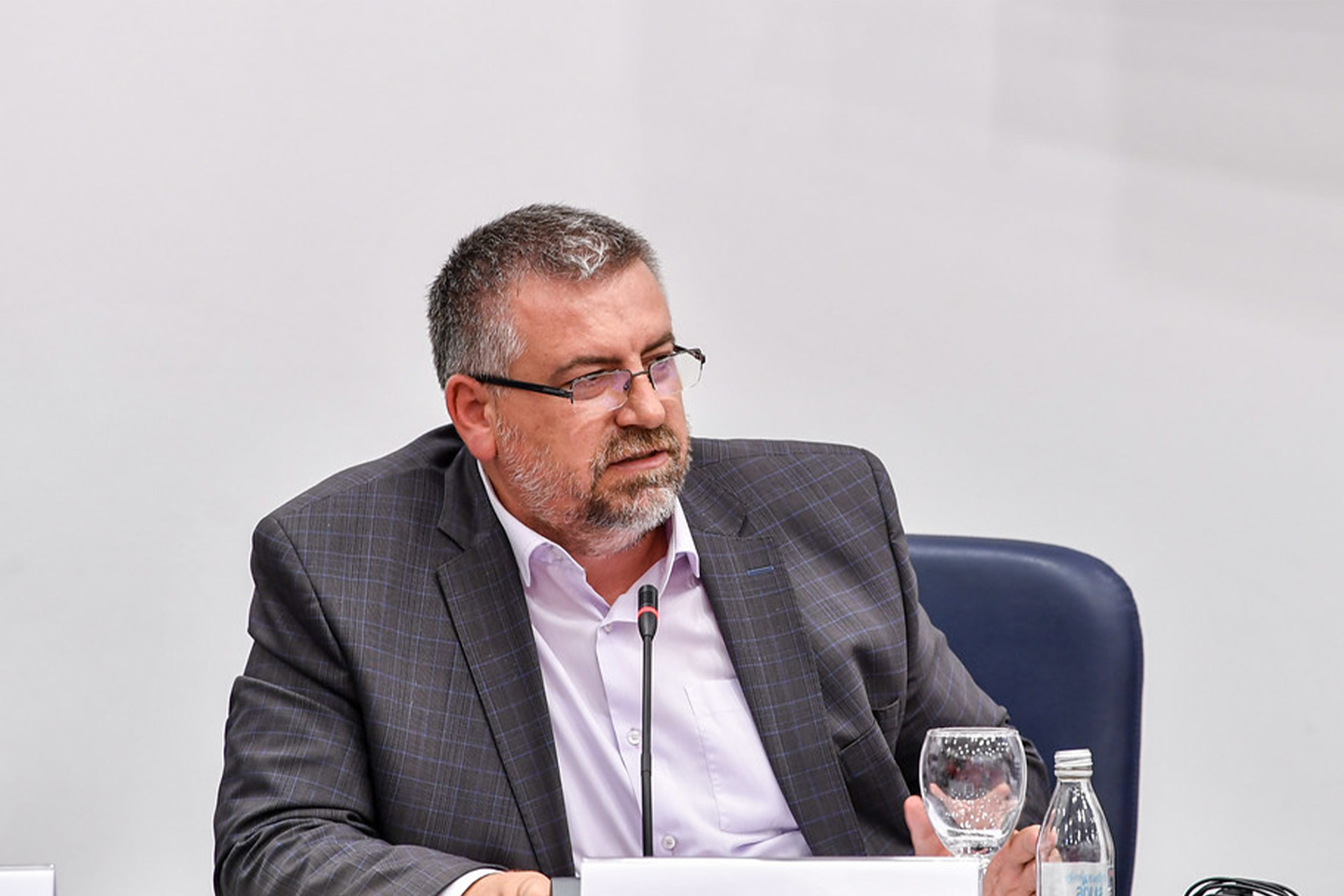 Tahiri  nuk ka vend për dy blloqe politike të VLEN në Qeveri   njëri duhet të largohet