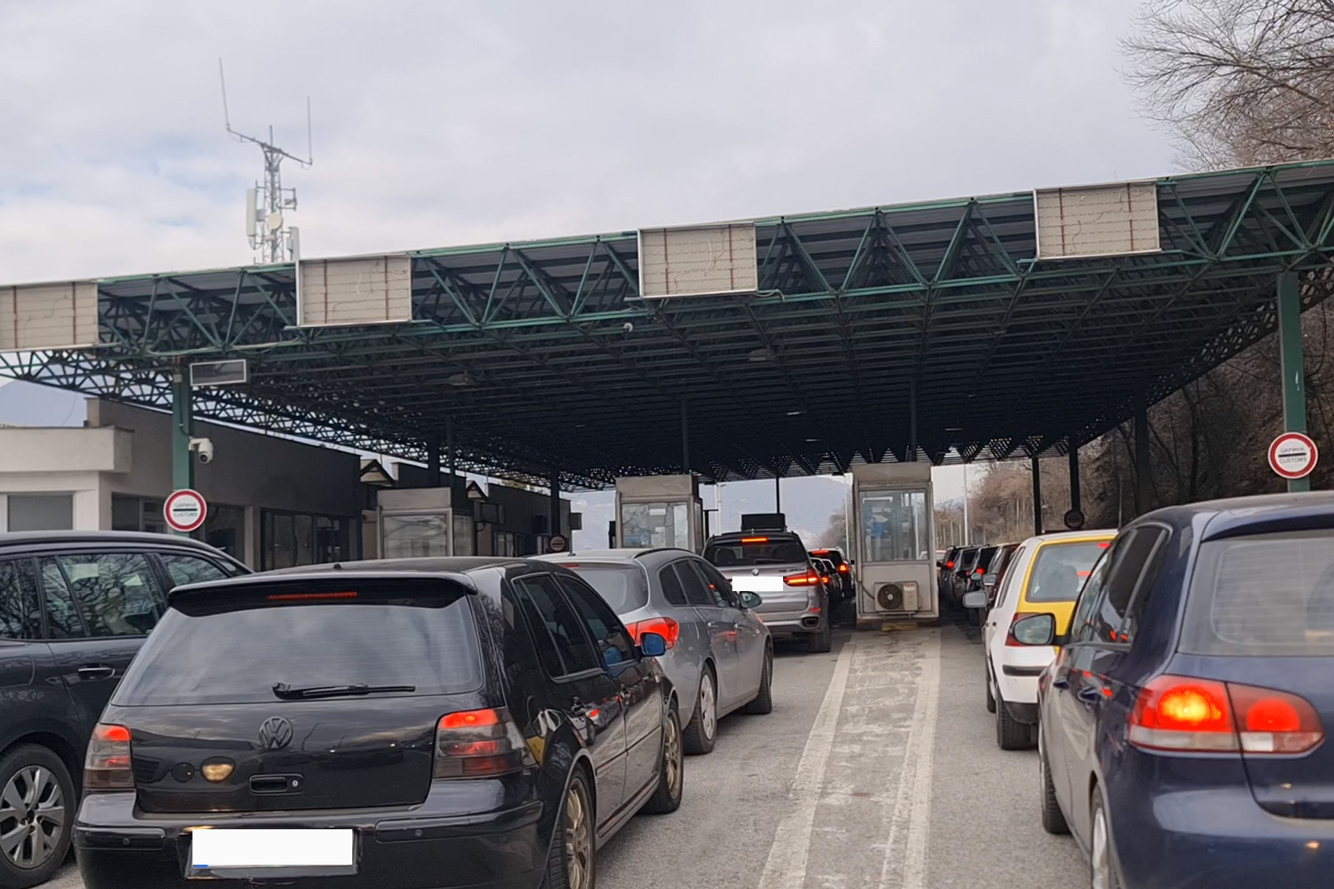 Transportuesit nga katër vende të Ballkanit sot i bllokojnë kufijtë për shkak të rregullave të Shengenit për qëndrimin