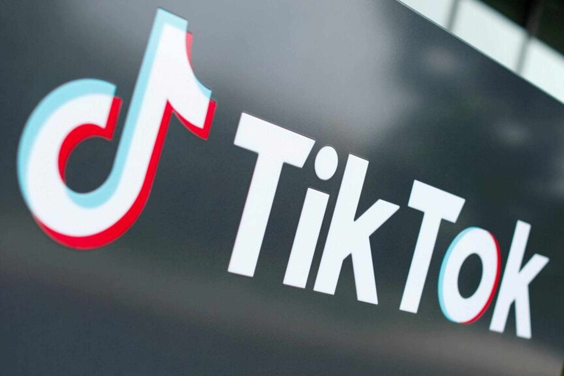 deputet-francez-kerkon-hetim-penal-ndaj-tiktok