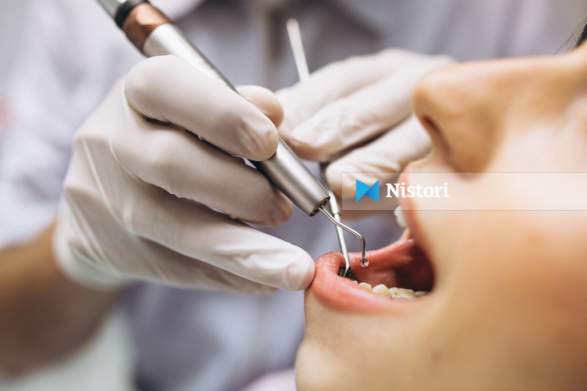 Sëmundja e mishrave të dhëmbëve mund ta përkeqësojë sklerozën multiple dhe ta rrisë invaliditetin