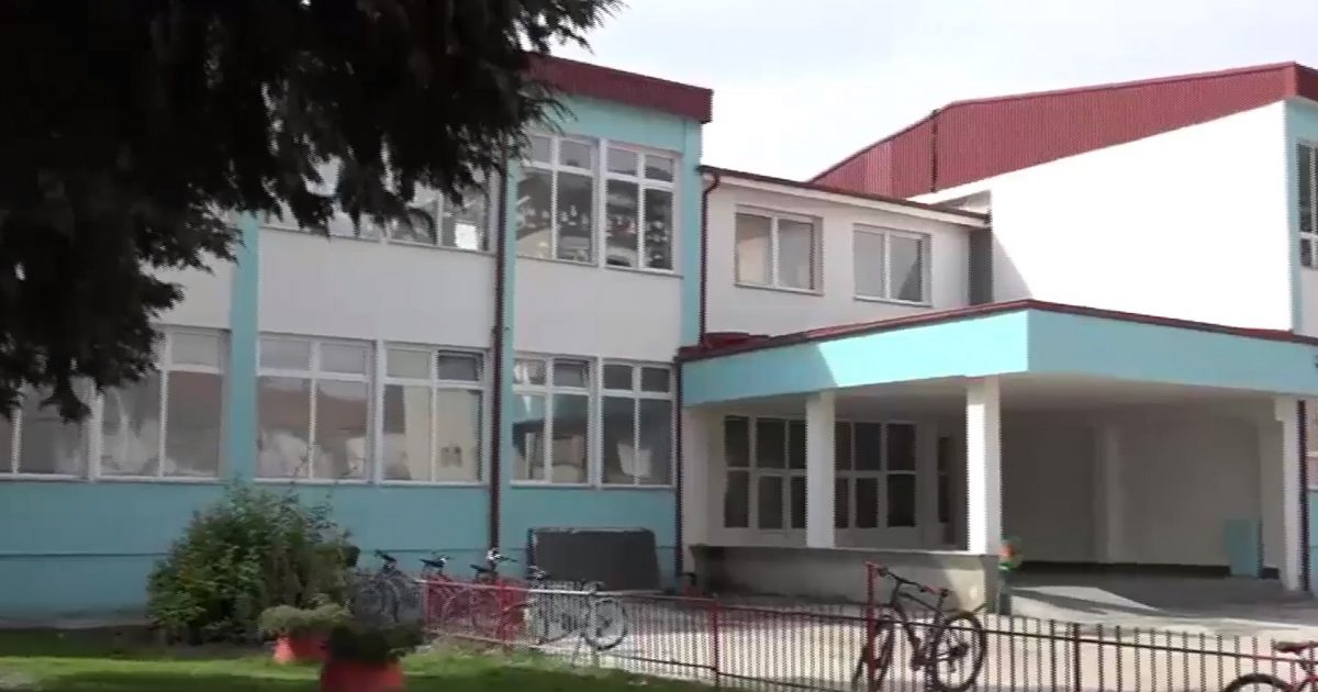 Struga nis gjysmëvjetorin e dytë me shkolla në krizë financiare