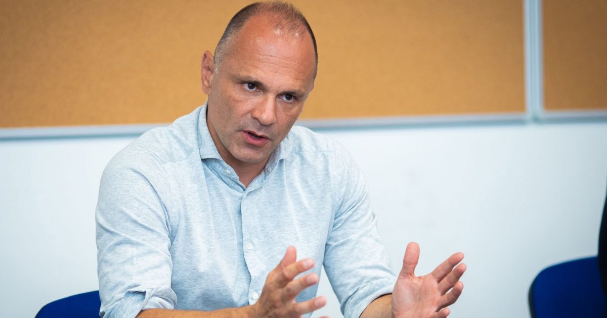 Filipçe  Qeveria nuk është stabile  pavarësisht deklaratave të Mickoskit