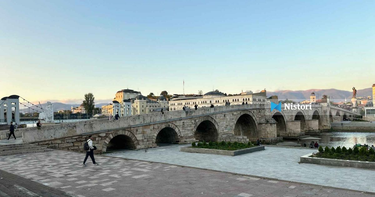 Urrejtja që vjen nga politika