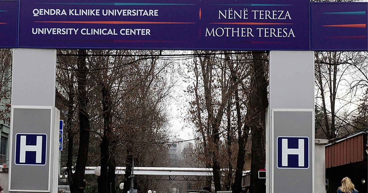 Nëntë ministra shëndetësie  asnjëri prej tyre nuk e zgjodhi kaosin në parkingun e Klinikës  Nënë Tereza 