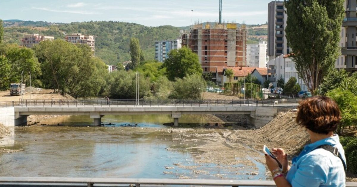 Një ditë pas hapjes  ura e re mbi Ibër tërheq këmbësorë e automjete