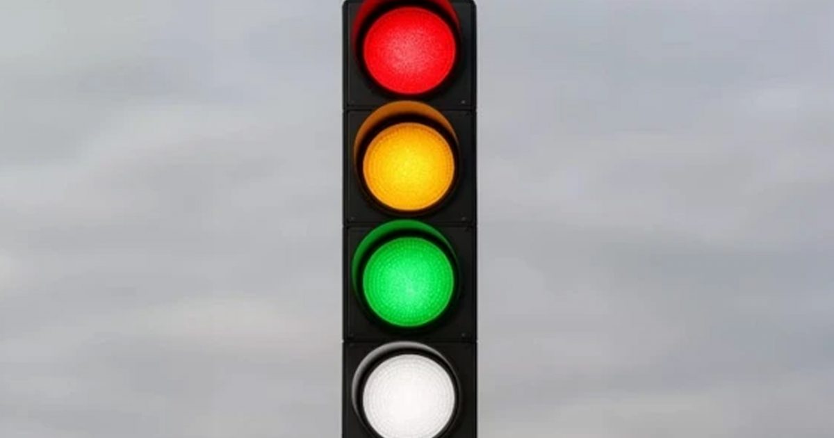 drita-e-katert-me-ne-fund-mund-te-liroje-shoferet-nga-dritat-e-kuqe-e-pafundme