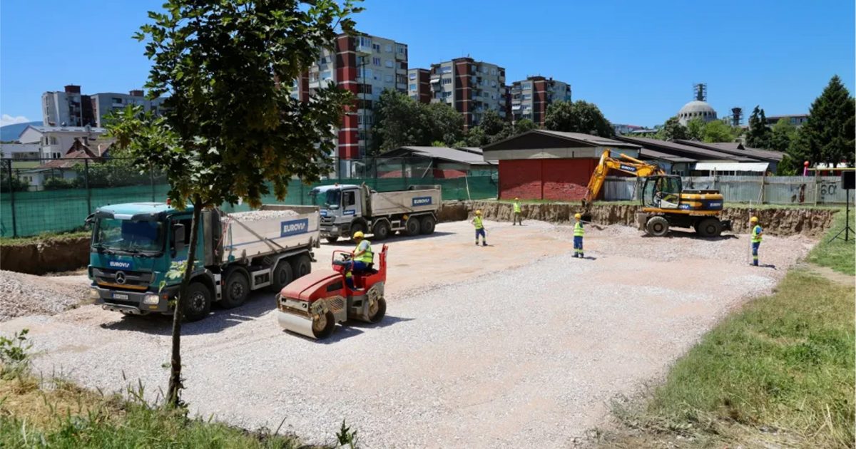 Premtim veror që nuk u mbajt  pishina në Çair ende e papërfunduar