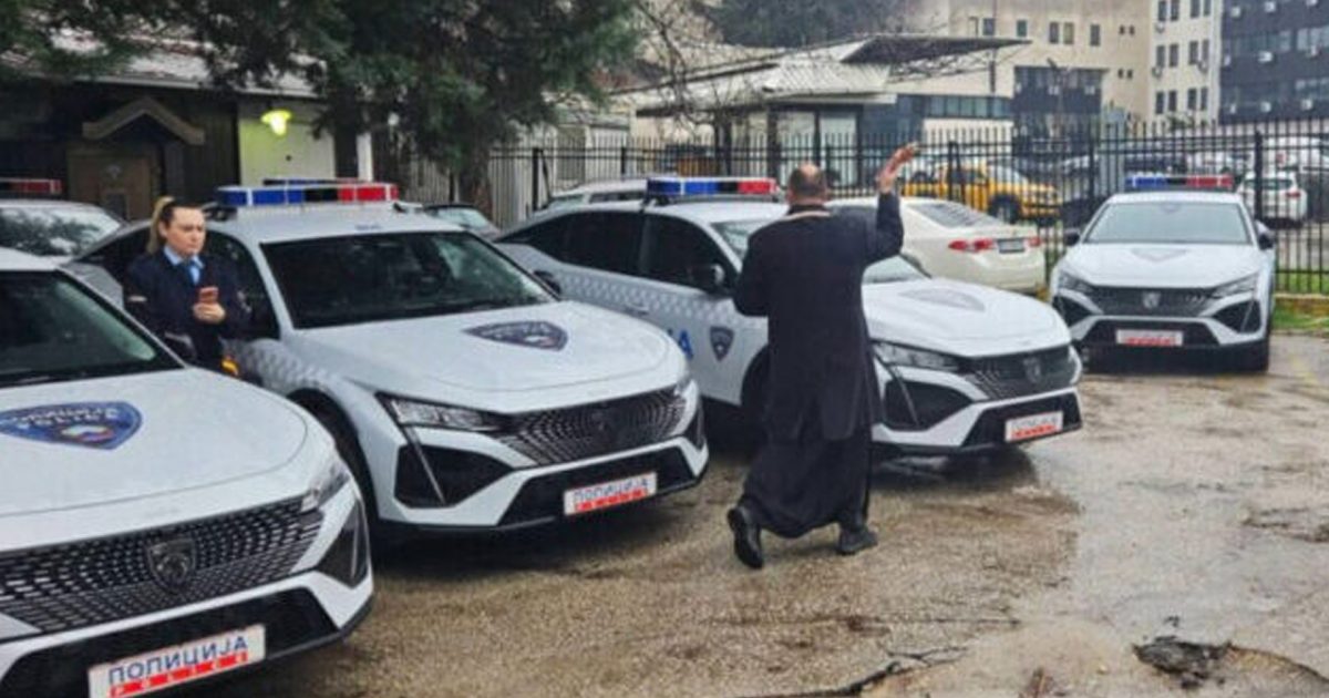 Spërkatja e veturave policore me ujë të bekuar ngjall reagime  MPB nis hetim