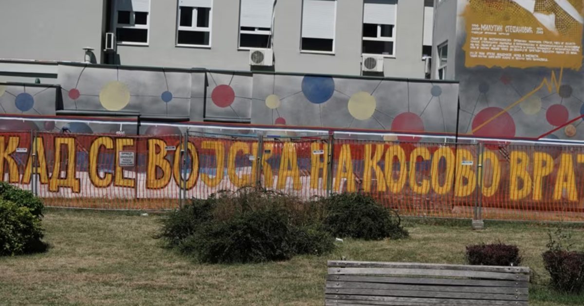 Mësuesi nga Nishi ndëshkohet pasi mbulon grafitin  Kur ushtria të kthehet në Kosovë 