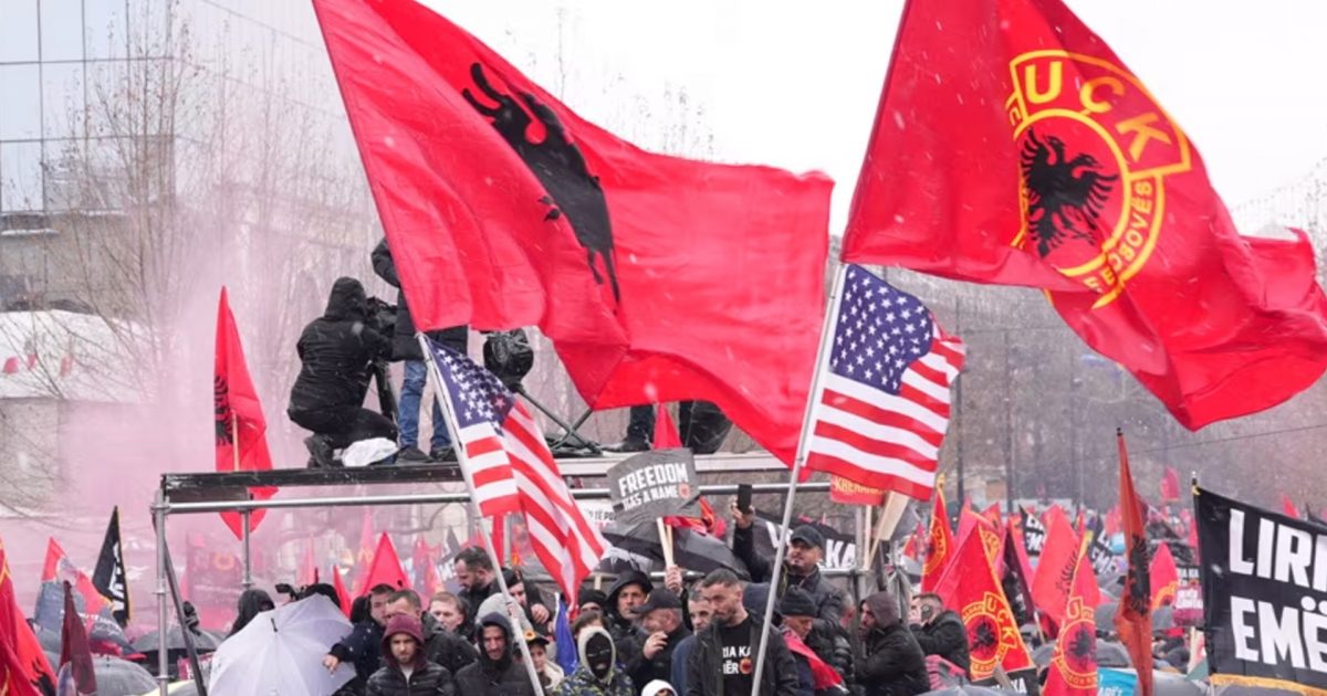 18 vjetori i shtetësisë gjen Kosovën mes festës dhe protestës