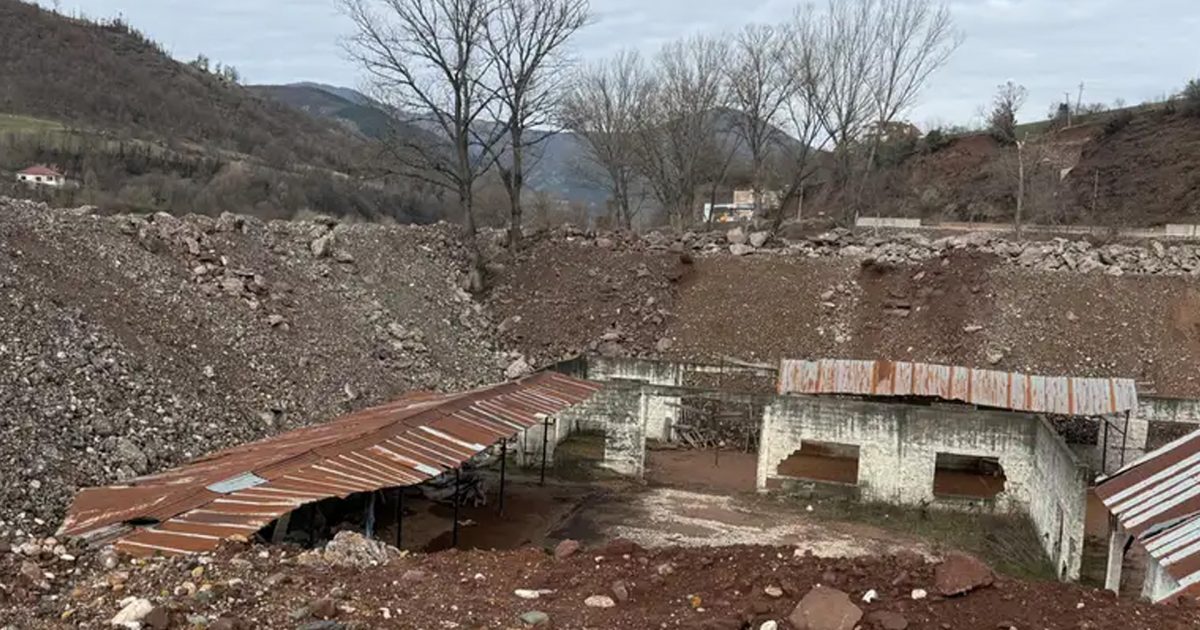 Shqipëri  juglindja e izoluar nga rrëshqitja e dheut