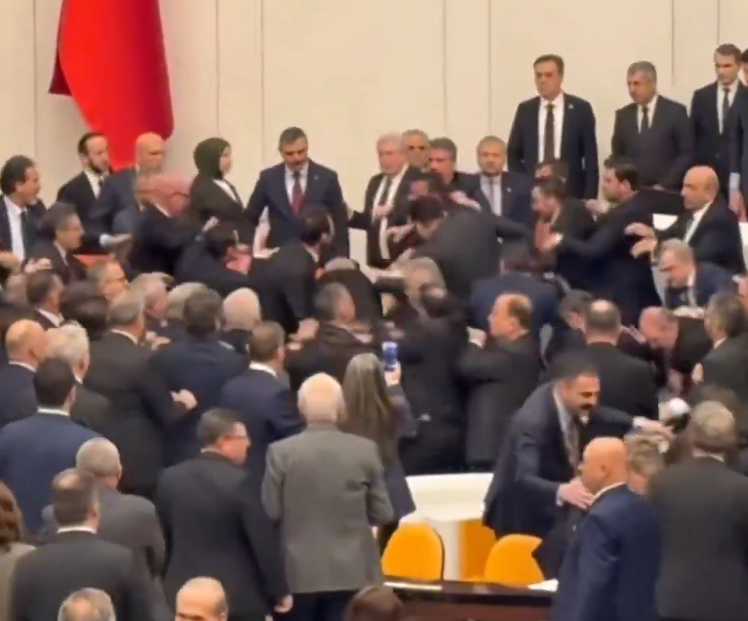 Përleshje me grushte  dikush përfundoi në spital   detaje nga incidenti në Parlamentin e Turqisë