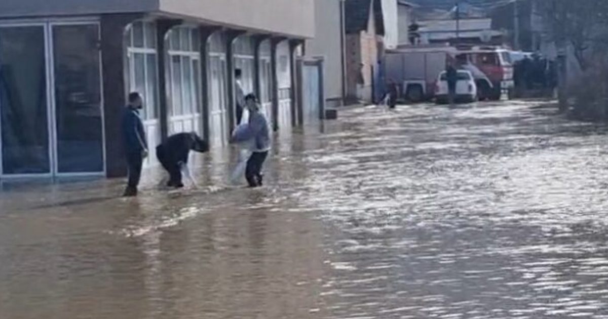 Reshjet përmbysin disa fshatra në Saraj  situatë në gjendje kritike