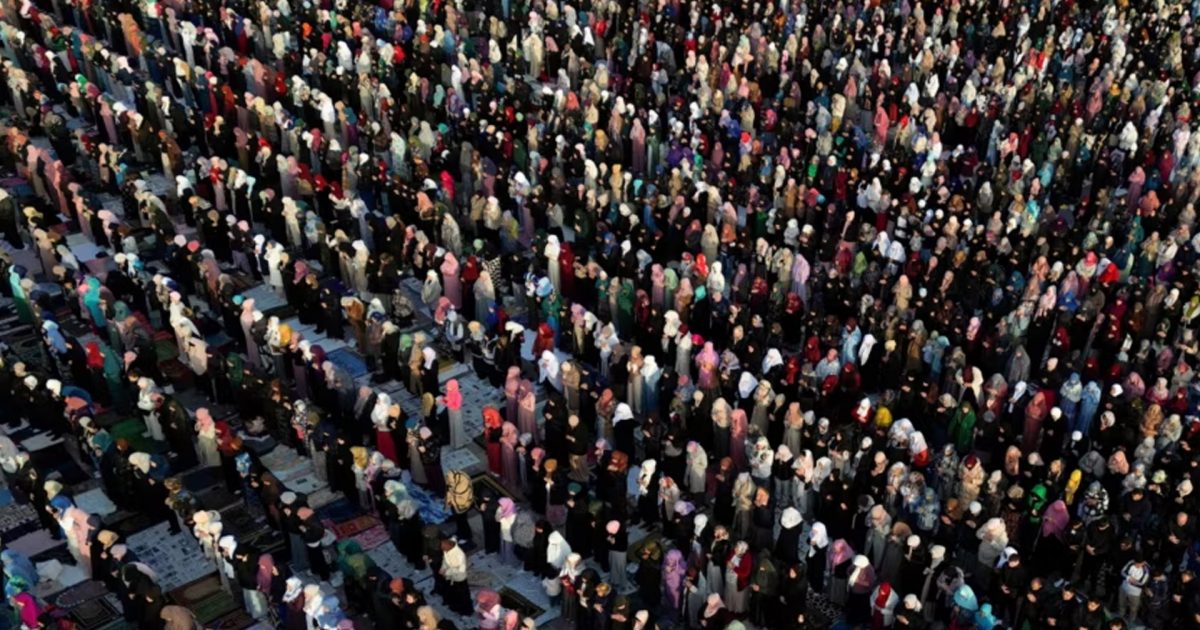 Besimtarët myslimanë festojnë Fitër Bajramin