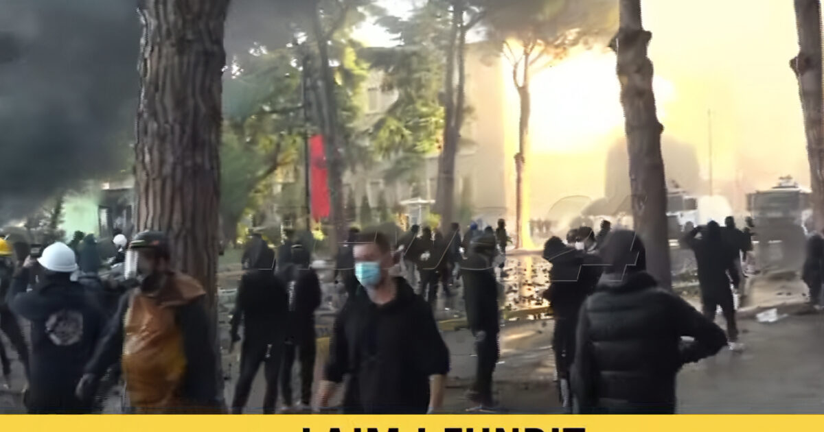 Përshkallëzohet situata mes studentëve dhe policisë në Shqipëri  DREJTPËRDREJT 