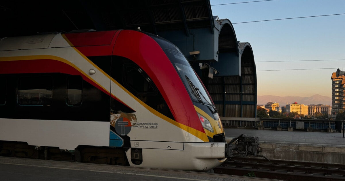 Treni i qytetit në Shkup  i rregullt  por pothuajse pa pasagjerë